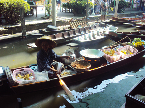 Un marché flottant authentique à Bangkok