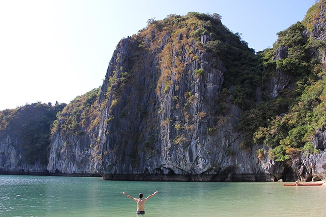 Baignade Baie de Halong Cat Ba plage Vietnam croisière dans la Baie d'Halong