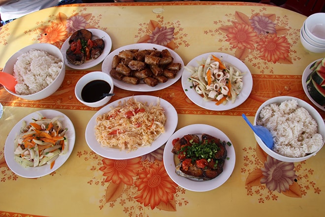 Repas croisière Cat Ba Halong Vietnam croisière dans la Baie d'Halong