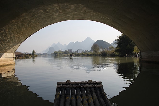 Croisière en Bambou boat sur la rivière Yulong à Yangshuo en Chine