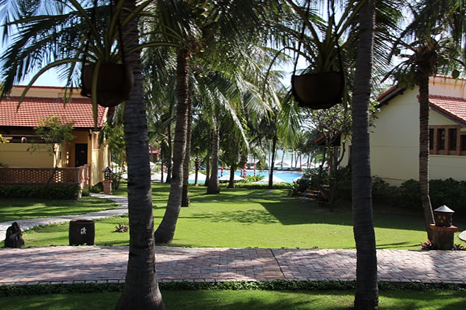 Jardin et vue sur la piscine Pandanus Resort Mui Ne Vietnam