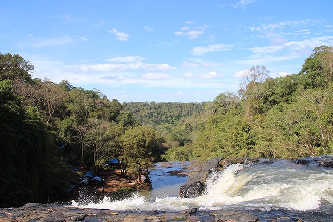 Vue en haut de la cascade Sen Monorom Cambodge