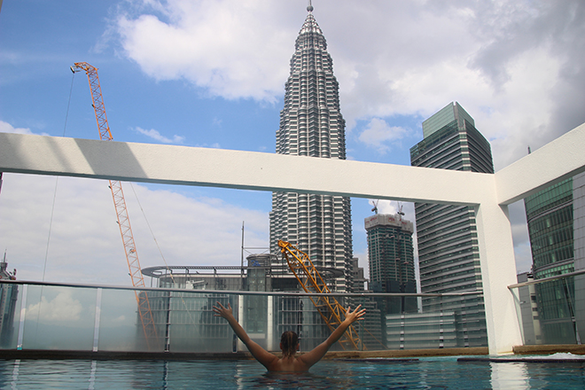 Profiter de la piscine avec vue sur les tours Petronas