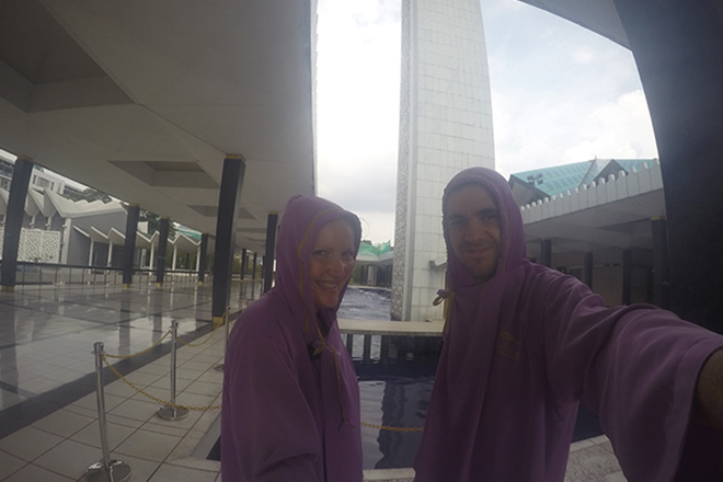 Tenue dans la mosquée de Kuala Lumpur