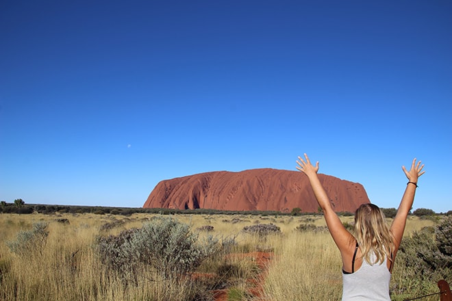 Elo heureuse devant Uluru