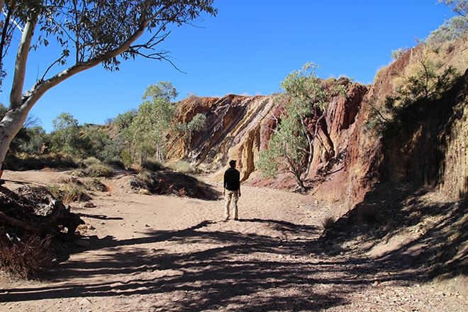 Tom au milieu de Ochre Pits Alice Springs