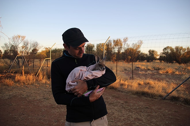 Tom et le bebe kangourou Kangaroo Sanctuary Alice Springs