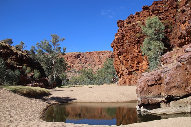 Trephina Gorge en bas eau MacDonnell Range Alice Springs Australie