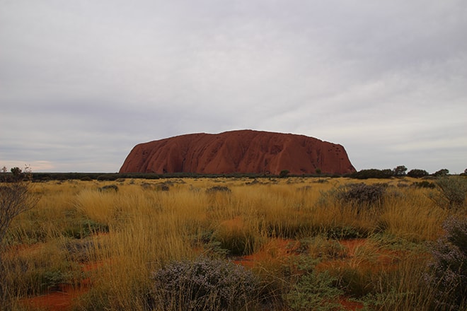 Uluru sous un ciel gris