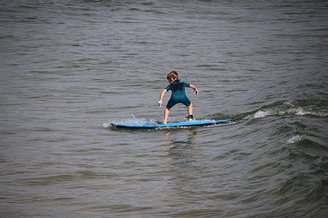 Enfant surfeur Byron Bay