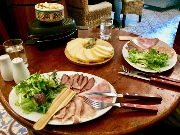 Raclette au buffet francais Cusco Perou