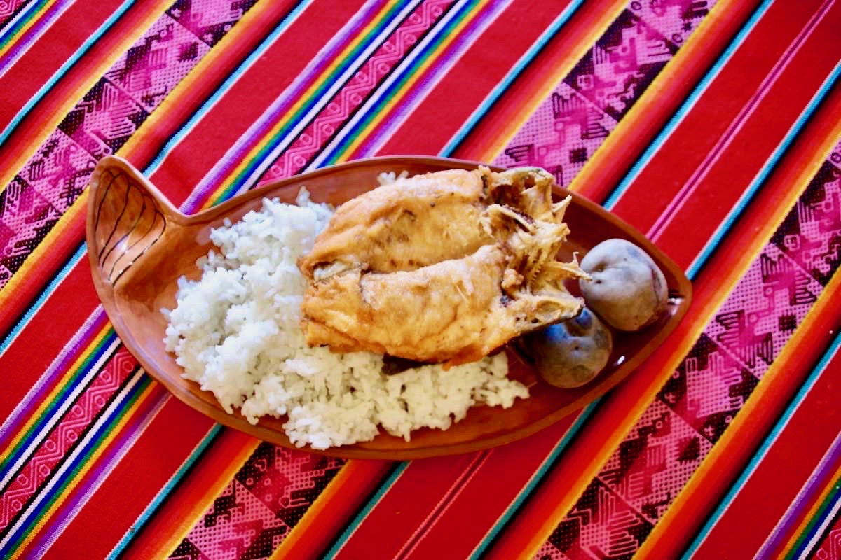 Repas midi Uros Lac Titicaca Perou