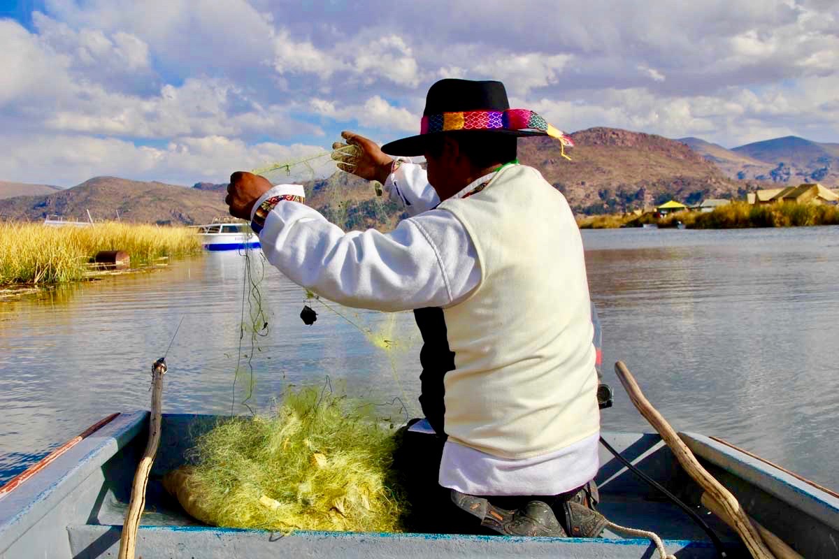 peche Uros Lac Titicaca Perou