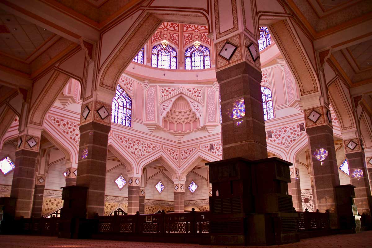 salle de prières de la Masjid-Putra Mosquée Rose à Putrajaya