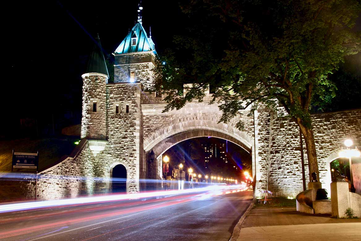 porte saint-louis à quebec de nuit