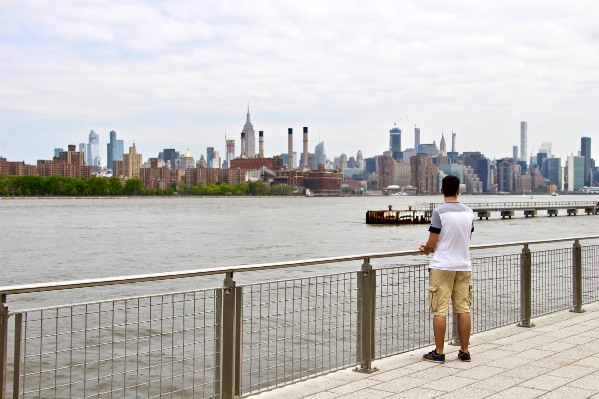 Tom devant le domino park vue sur Manhattan