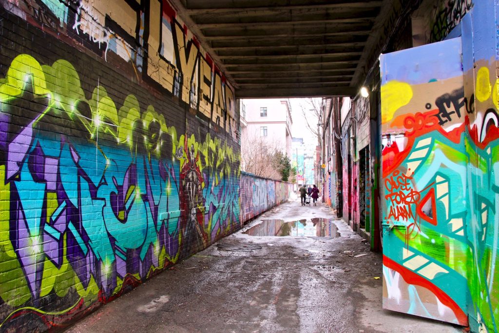 Graffity alley sous la pluie Toronto