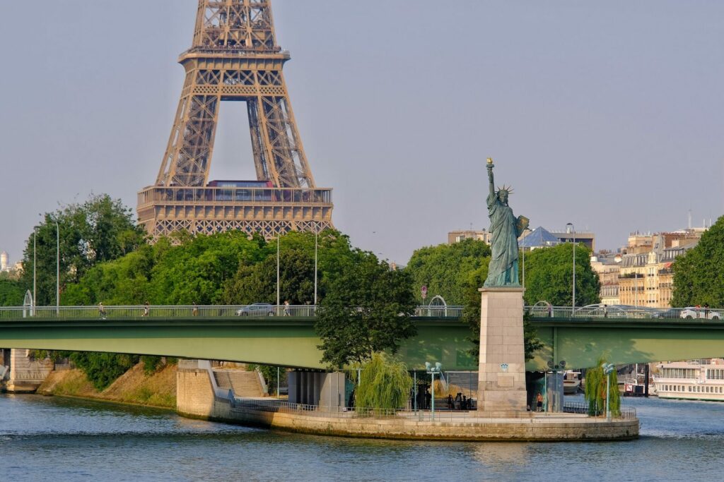 statue liberte paris france