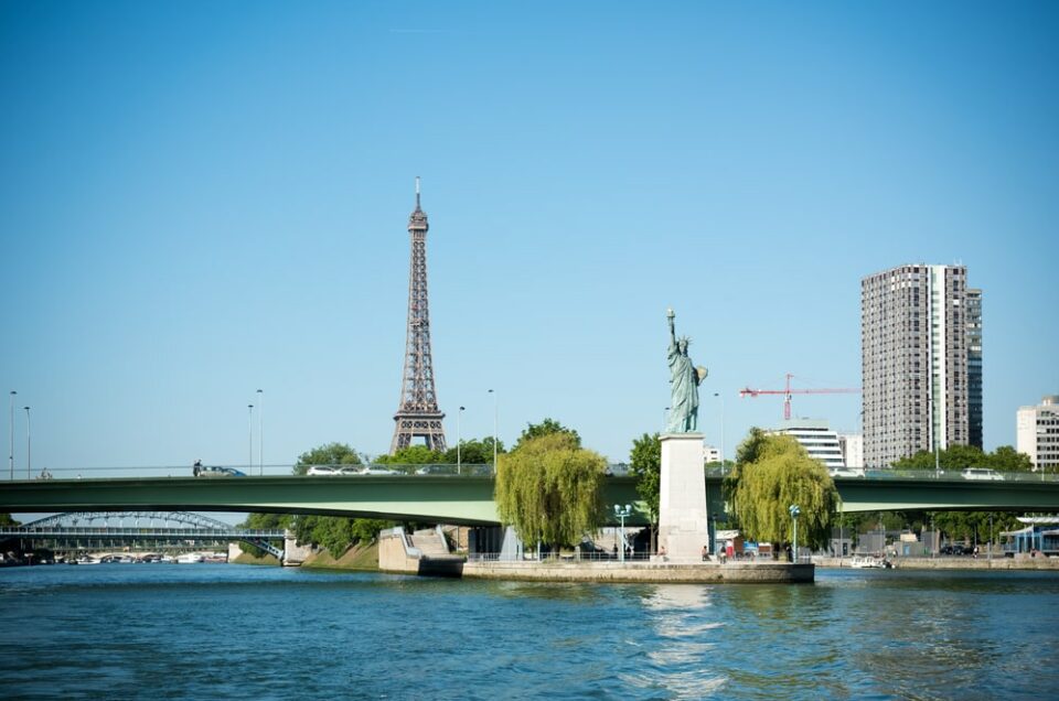 statue liberte paris france